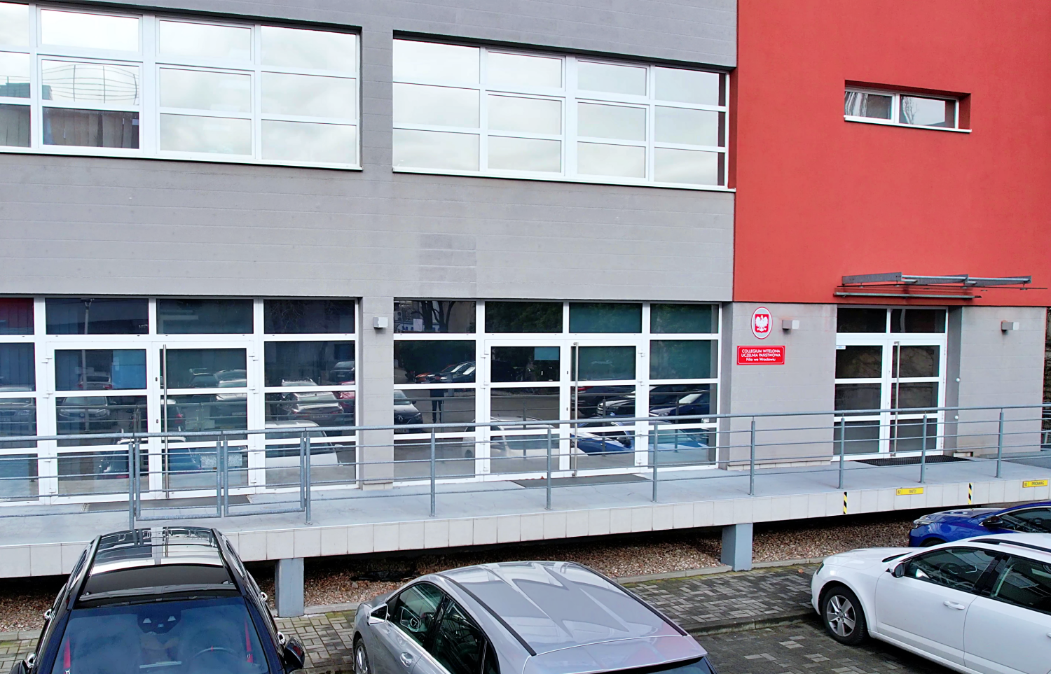 zdjęcie budynku, widoczna rampa i duże przeszklone okna