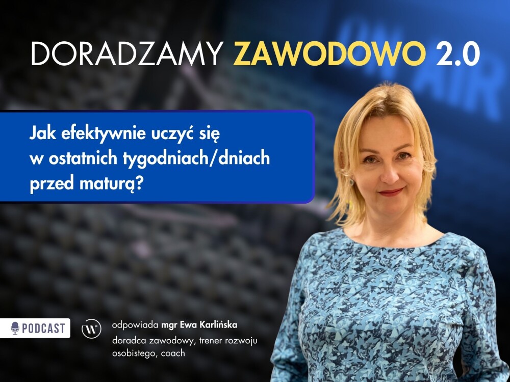 Grafika informacyjna podcastu „DORADZAMY ZAWODOWO 2.0”. Po prawej stronie znajduje się portret uśmiechniętej kobiety o blond włosach w niebieskiej, wzorzystej bluzce. Po lewej stronie, na niebieskim prostokątnym panelu, widnieje biały napis: „Jak efektywnie uczyć się w ostatnich tygodniach/dniach przed maturą?”. W dolnej części grafiki znajdują się podpisy: „odpowiada mgr Ewa Karlińska – doradca zawodowy, trener rozwoju osobistego, coach” oraz ikona podcastu. W tle widoczne jest rozmyte studio nagraniowe z napisem „ON AIR”.