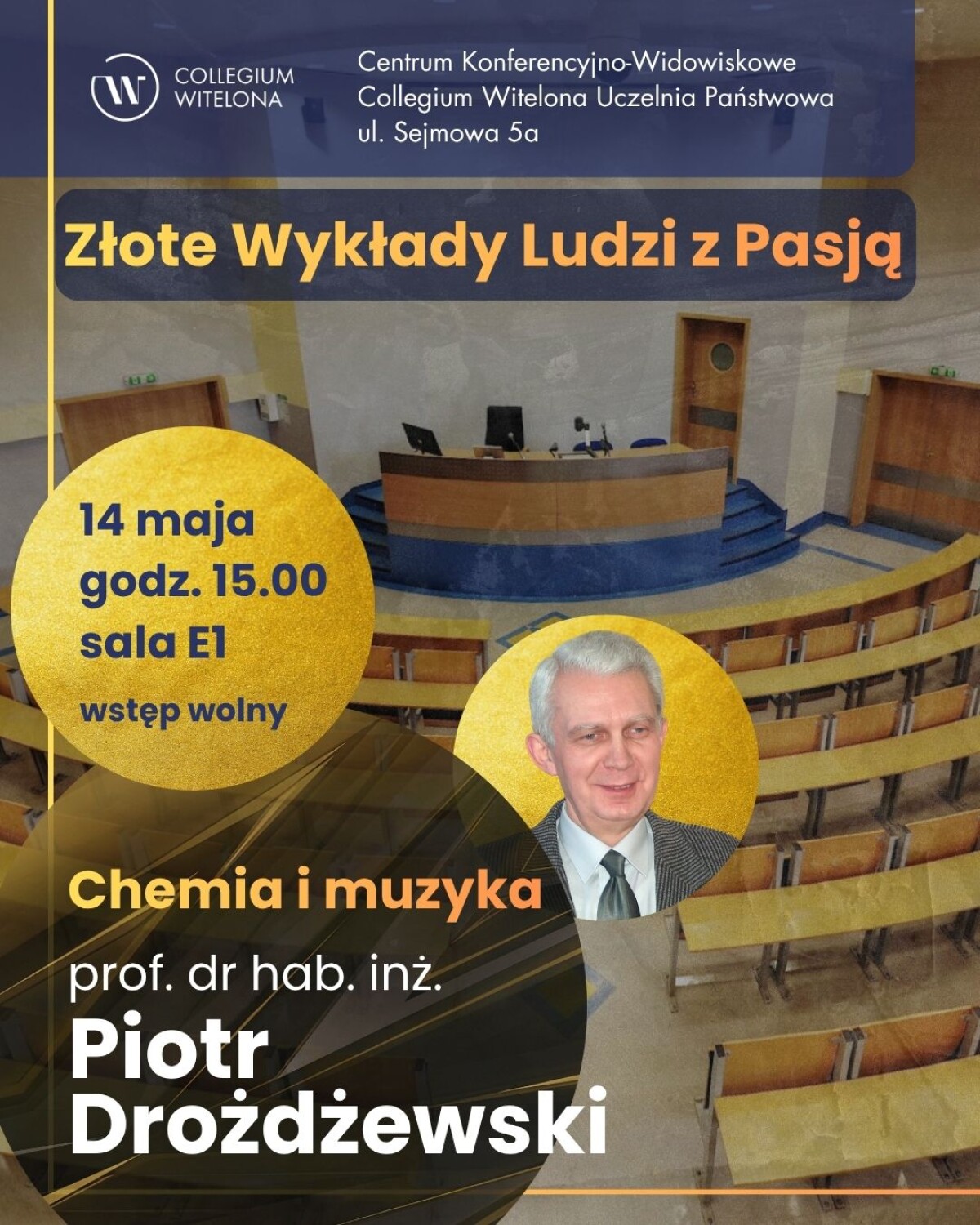 W tle widoczne jest zdjęcie dużej, nowoczesnej auli uniwersyteckiej z drewnianymi ławami ustawionymi półkoliście. W centralnej części znajduje się portret uśmiechniętego prelegenta, prof. Piotra Drożdżewskiego. Grafika utrzymana jest w kolorystyce granatowej i złotej, z wyraźnymi elementami kół i linii. Pełna treść informacyjna dotycząca daty, miejsca i tematu wykładu znajduje się w treści posta.