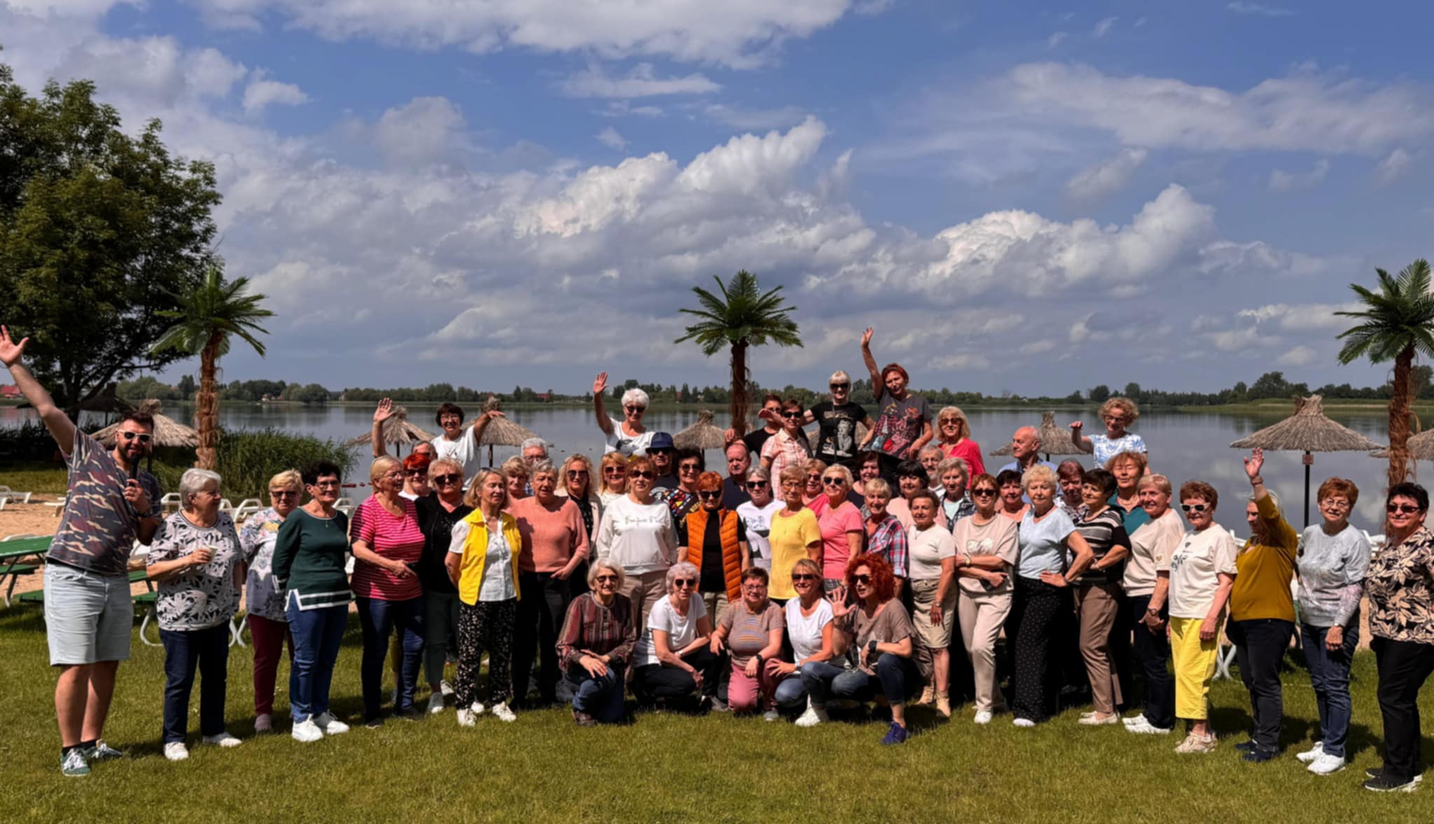 grupa seniorów nad jeziorem